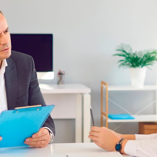 Razones por las que los jóvenes enfrentan dificultades para hallar empleo hoy (y qué destrezas les ayudarán a tener éxito, según un experto de LinkedIn)